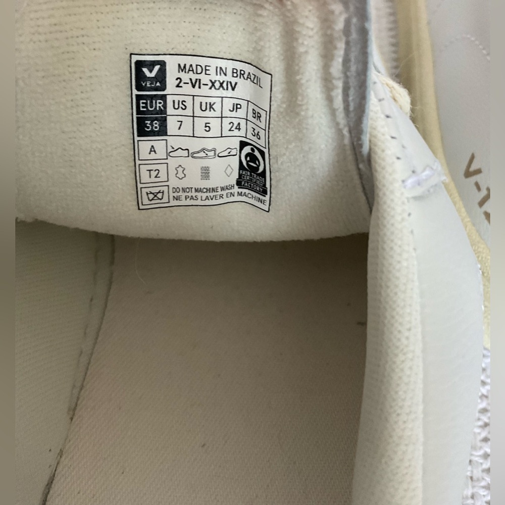 Veja White and Cream Sneakers for Casual Elegance - Picture 6 of 9